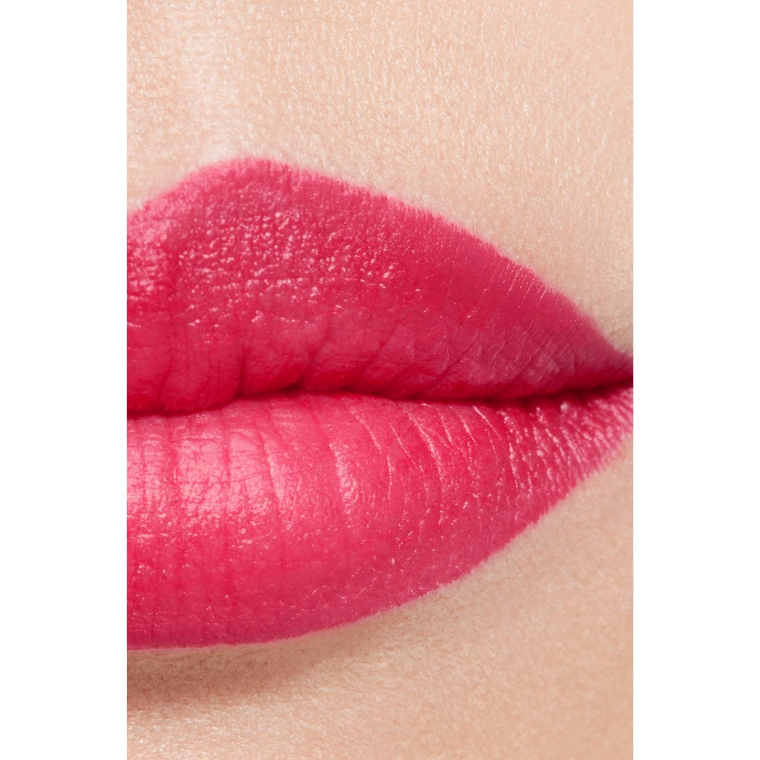 LA BARRA DE LABIOS ATERCIOPELADA LUMINOSA